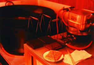 研究開発の様子(再現:安藤百福発明記念館)