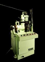 自社開発ファスナー製造機 ファスナーチェーンマシン（YKK-CM6）（写真は1981年製）
