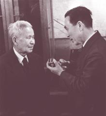 （左）加藤与五郎博士　（右）武井武博士