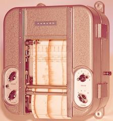 初期の量産型魚群探知機F-261(1950年代)