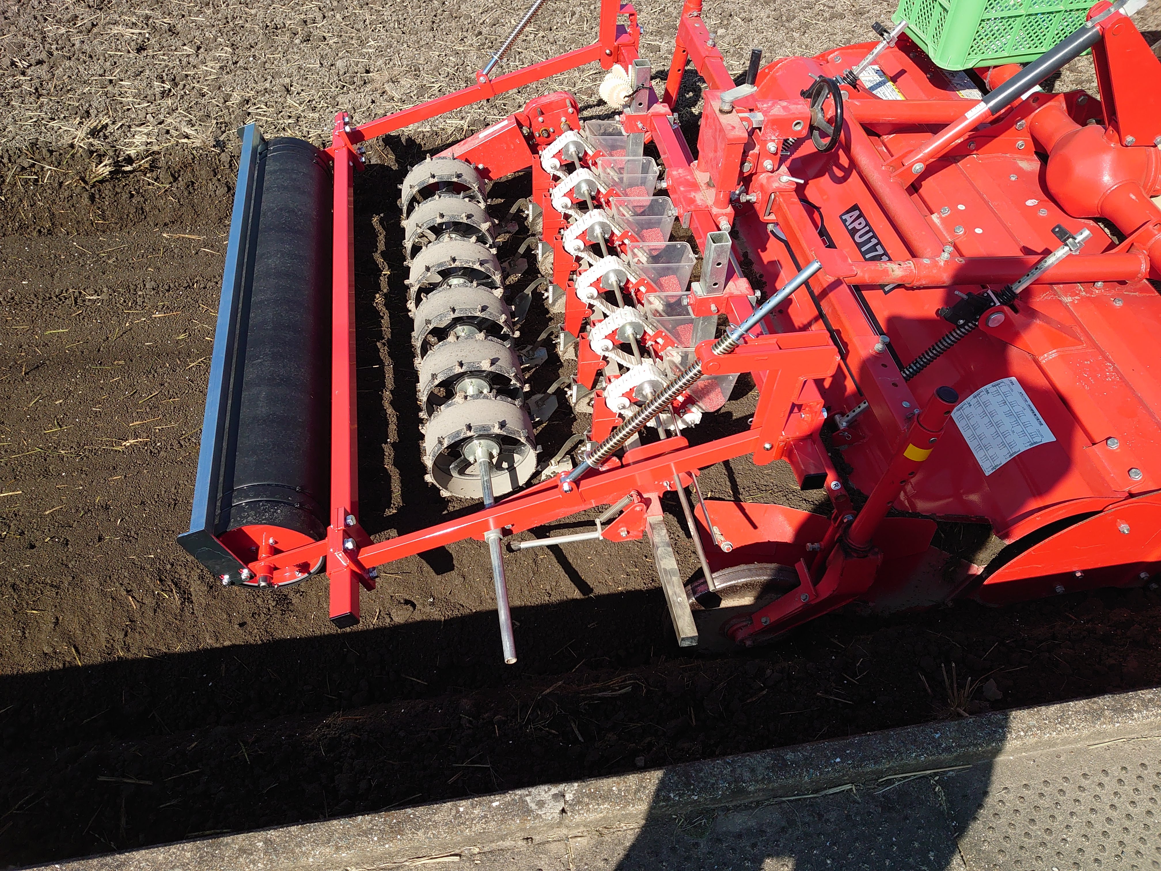 野菜播種同時特殊ゴム付鎮圧ロール