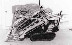 図4 歩行型自脱型コンバインHD50型 (井関農機)