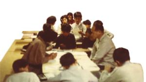 草創期の教室(右側は創始者の公文公)