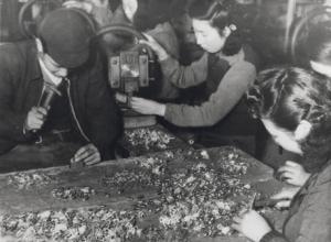 昔の手作業でのスライダーづくりの様子(年代不詳1953年より前)