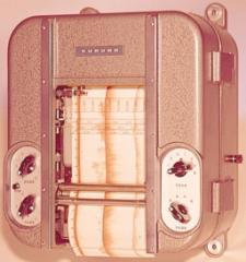 初期の量産型魚群探知機F-261(1950年代)